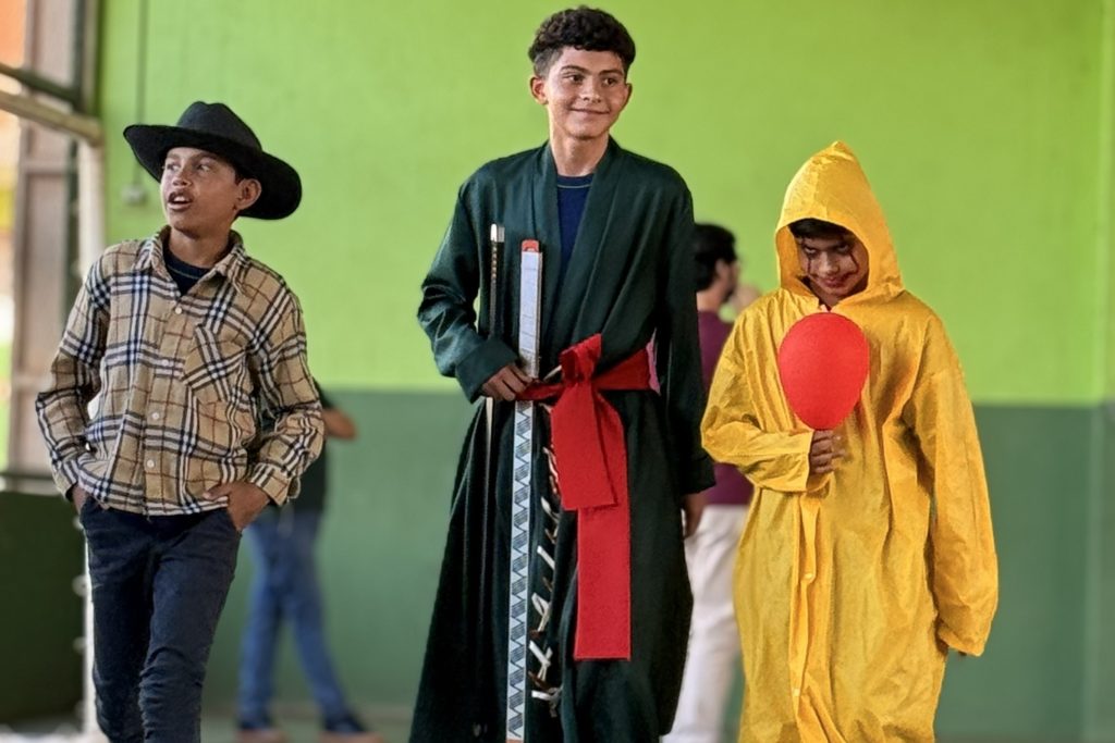 Escola celebra Dia do Livro com teatro, feira literária e fundação do Clube do Livro