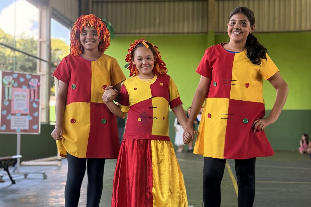 Escola celebra Dia do Livro com teatro, feira literária e fundação do Clube do Livro