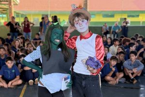 Escola celebra Dia do Livro com teatro, feira literária e fundação do Clube do Livro