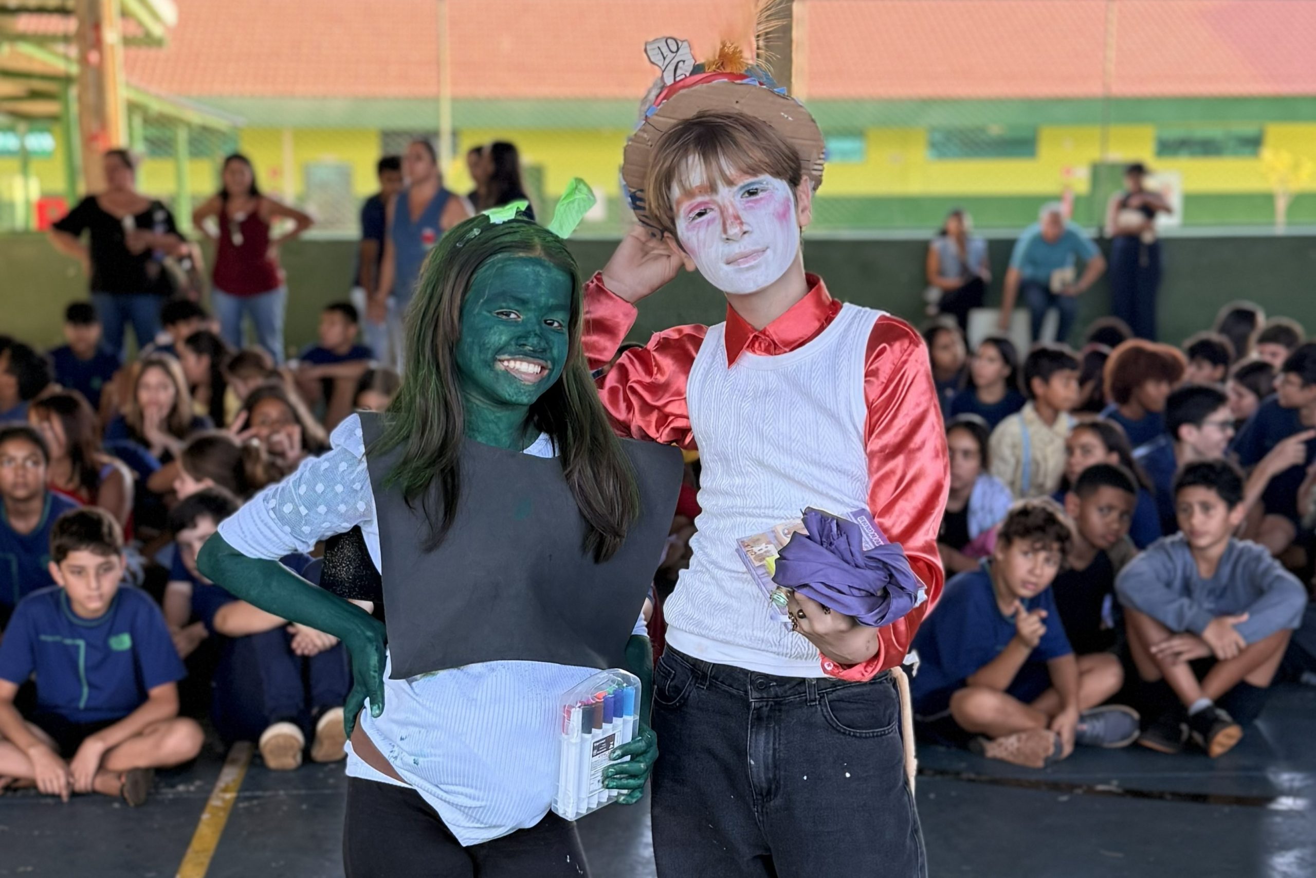 Escola celebra Dia do Livro com teatro, feira literária e fundação do Clube do Livro