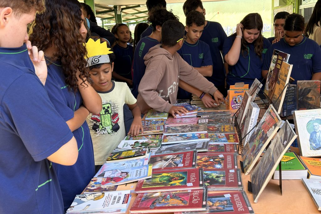 Escola celebra Dia do Livro com teatro, feira literária e fundação do Clube do Livro