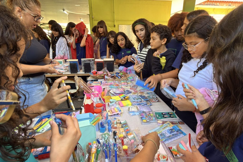 Escola celebra Dia do Livro com teatro, feira literária e fundação do Clube do Livro