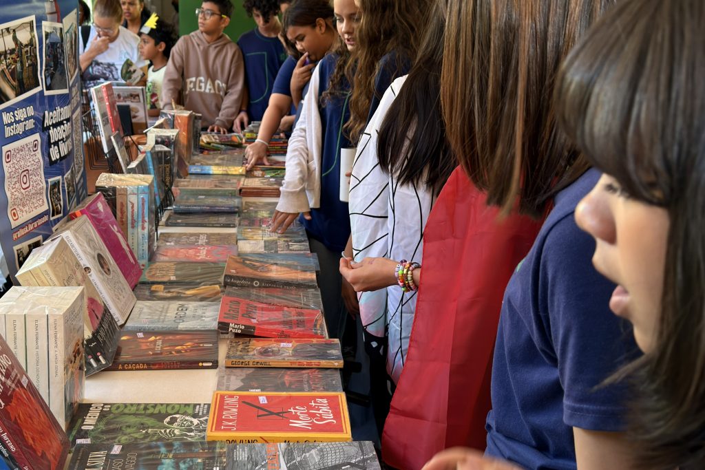 Escola celebra Dia do Livro com teatro, feira literária e fundação do Clube do Livro