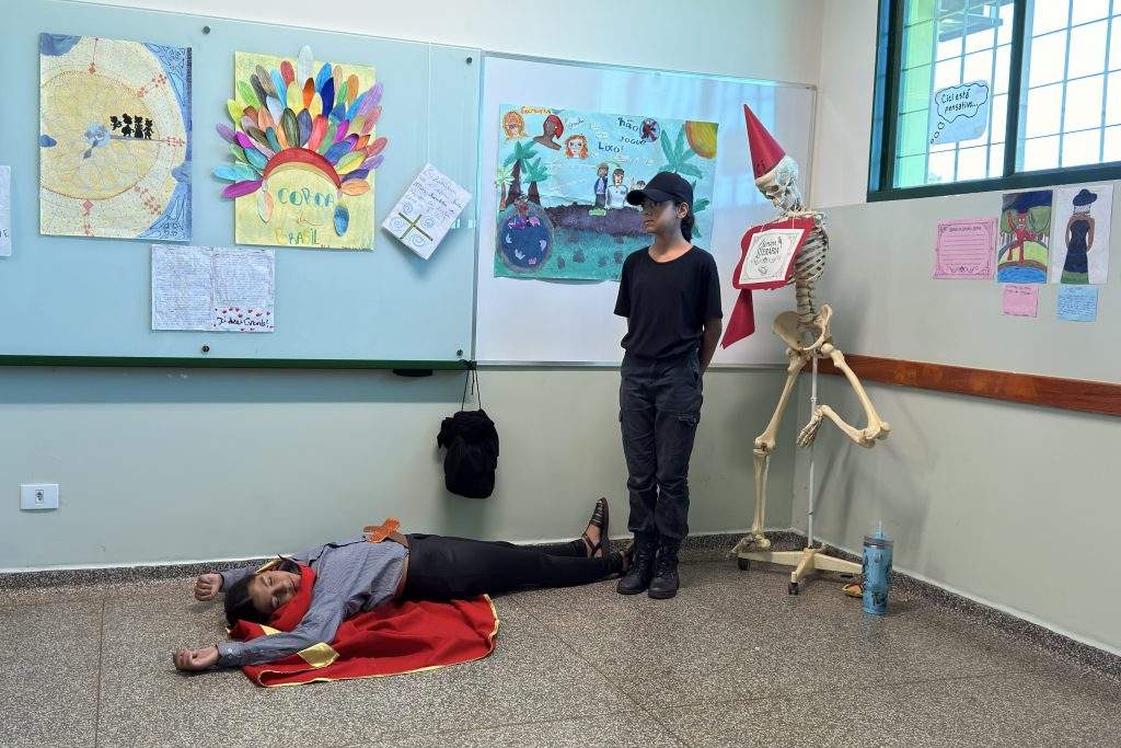 Escola celebra Dia do Livro com teatro, feira literária e fundação do Clube do Livro