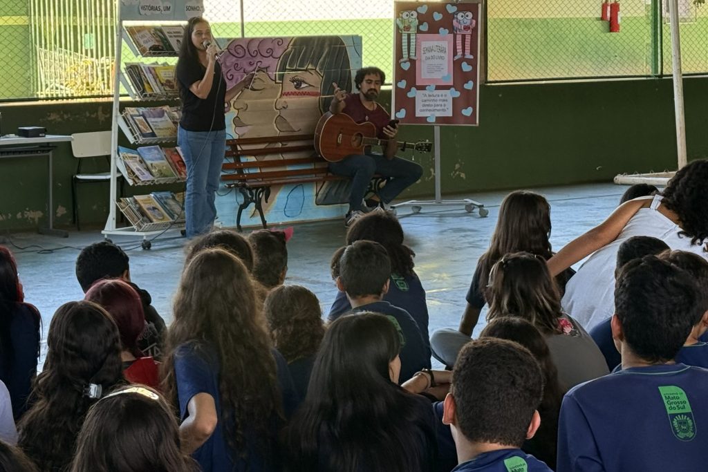 Escola celebra Dia do Livro com teatro, feira literária e fundação do Clube do Livro
