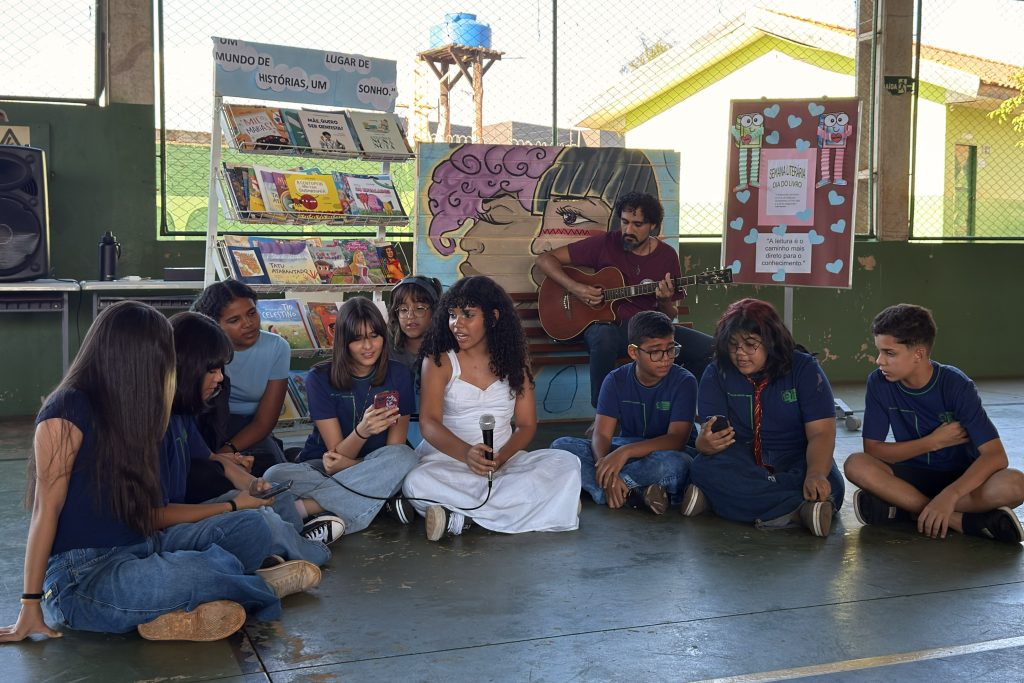 Escola celebra Dia do Livro com teatro, feira literária e fundação do Clube do Livro
