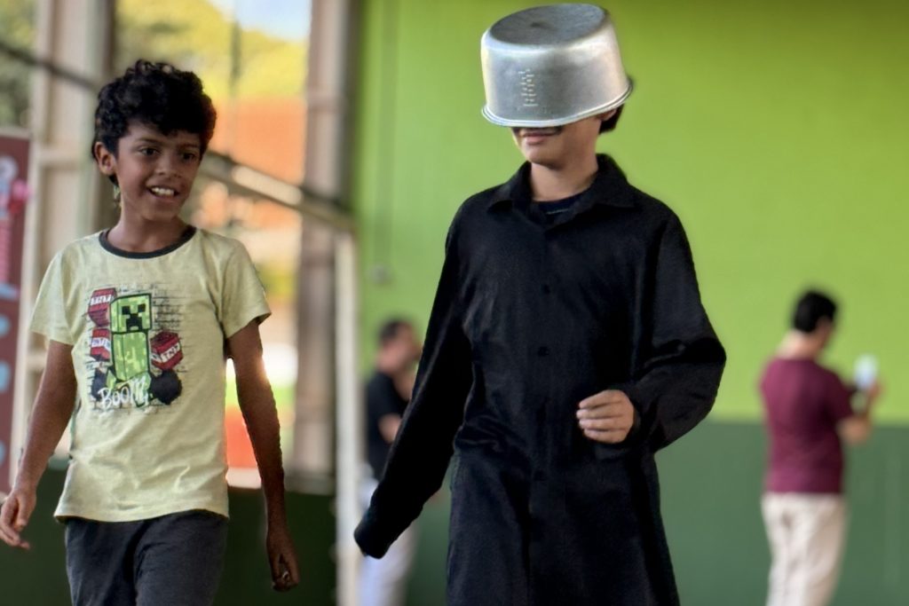 Escola celebra Dia do Livro com teatro, feira literária e fundação do Clube do Livro