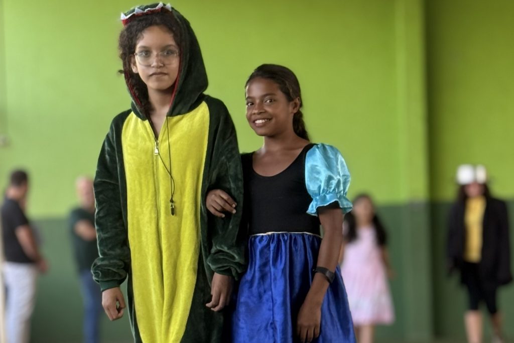 Escola celebra Dia do Livro com teatro, feira literária e fundação do Clube do Livro