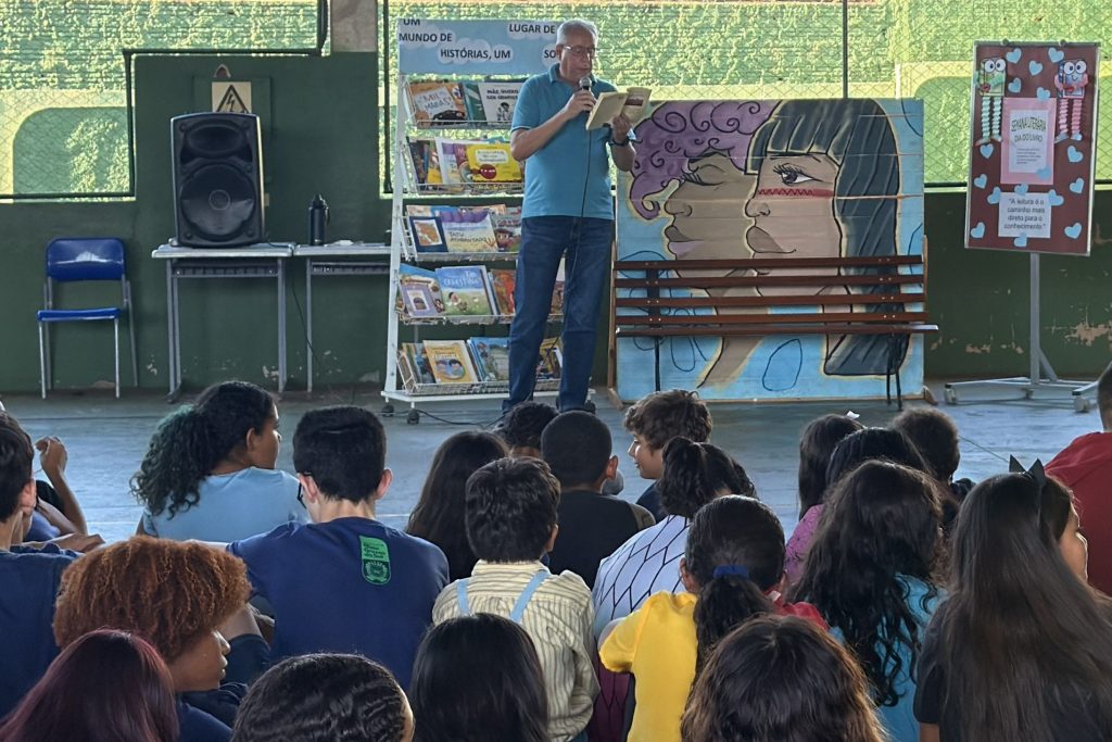 Escola celebra Dia do Livro com teatro, feira literária e fundação do Clube do Livro