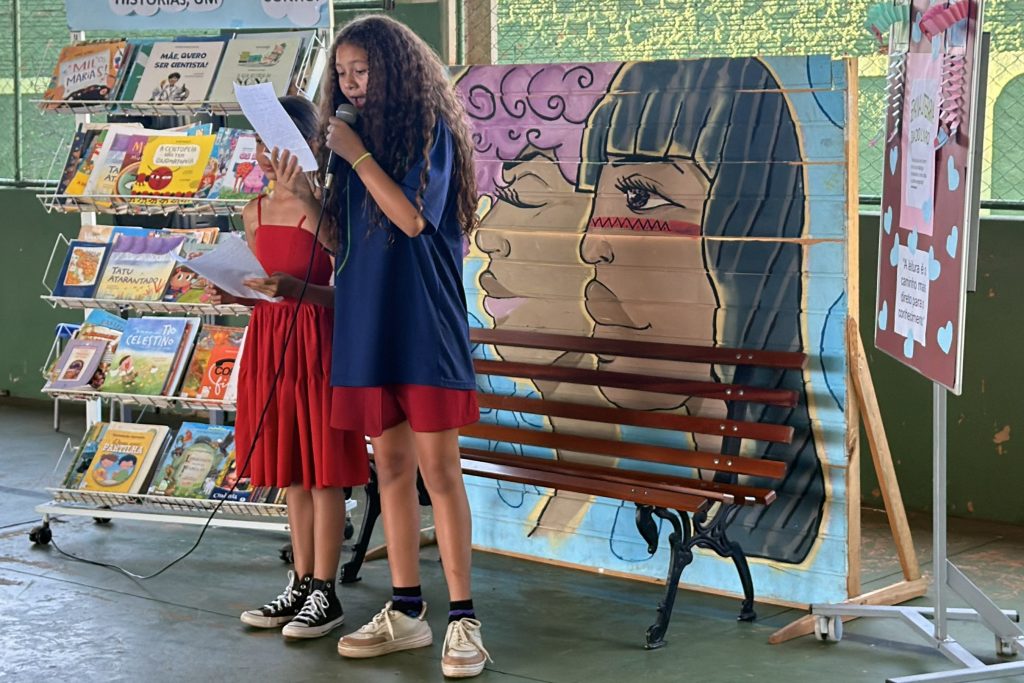 Escola celebra Dia do Livro com teatro, feira literária e fundação do Clube do Livro