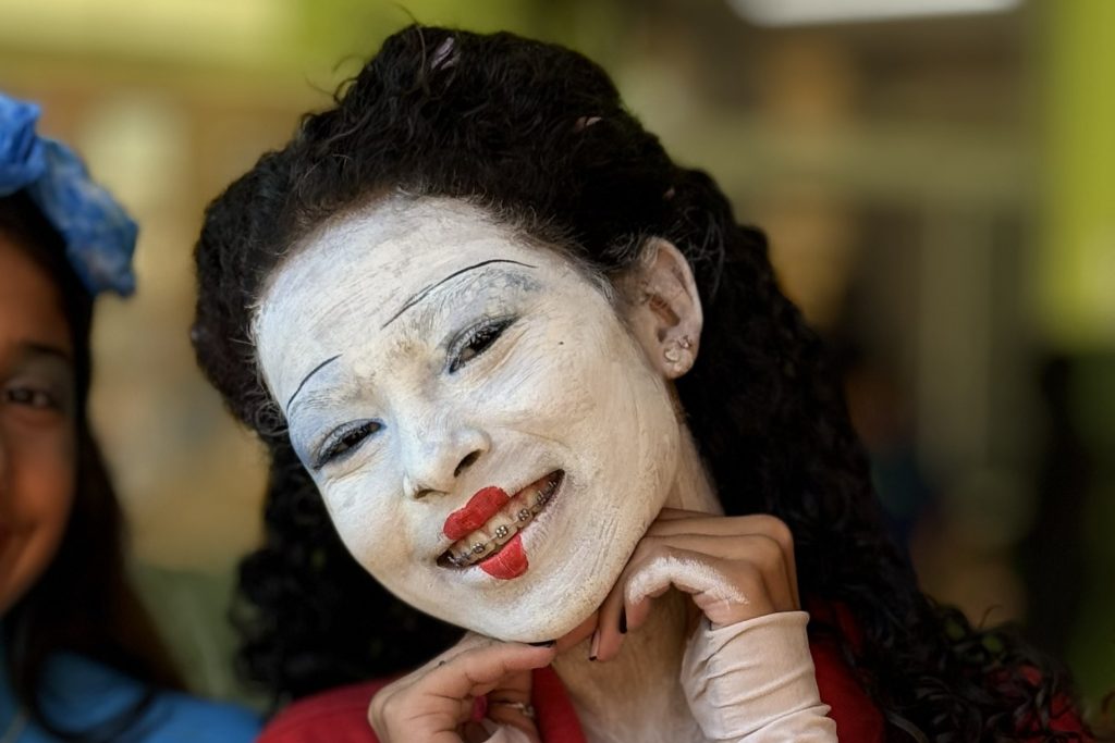 Escola celebra Dia do Livro com teatro, feira literária e fundação do Clube do Livro