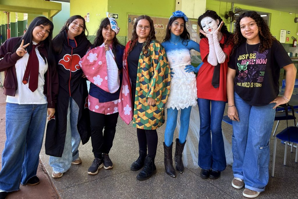 Escola celebra Dia do Livro com teatro, feira literária e fundação do Clube do Livro
