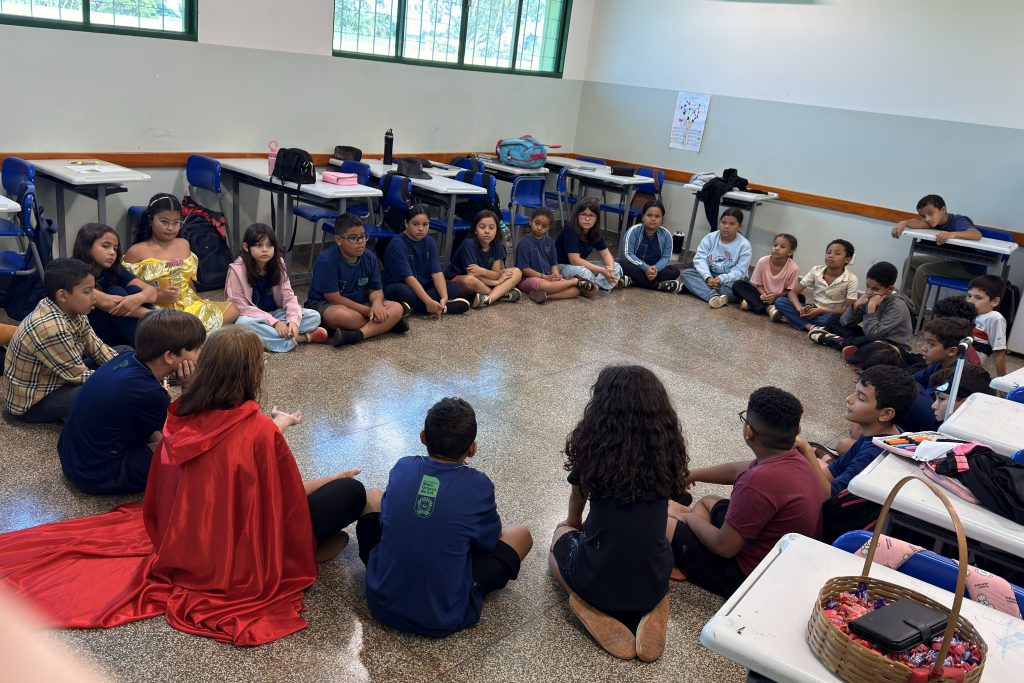 Escola celebra Dia do Livro com teatro, feira literária e fundação do Clube do Livro