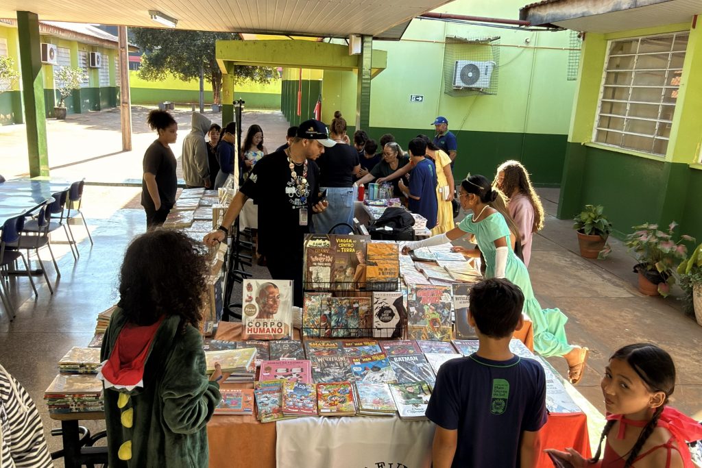 Escola celebra Dia do Livro com teatro, feira literária e fundação do Clube do Livro