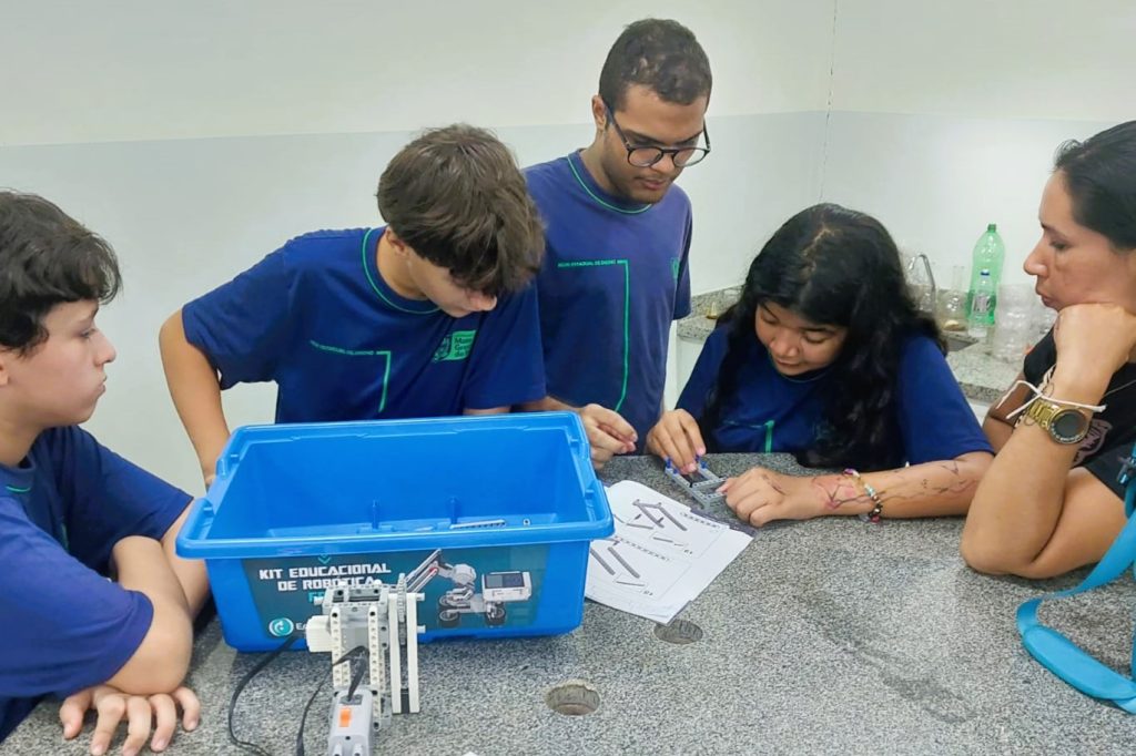 Escola pública abre oficina de automação e vai parar na Olimpíada Brasileira de Robótica