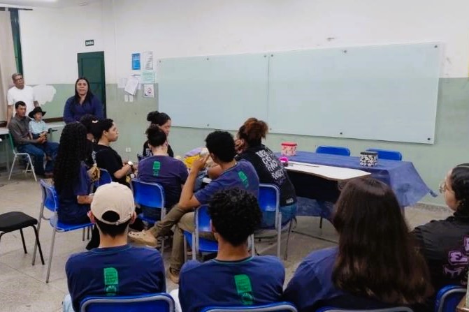 Escola pública se reinventa para quem trabalha de dia e aprende à noite