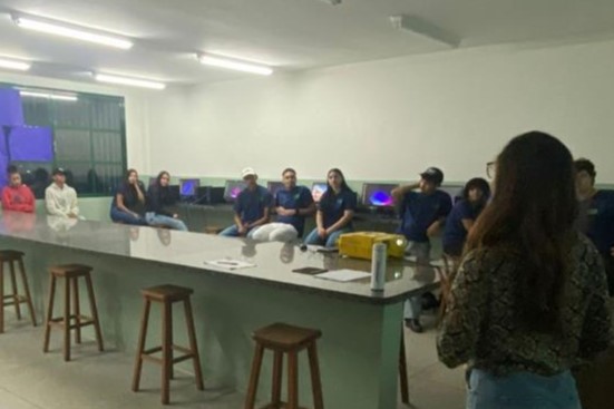 Escola pública se reinventa para quem trabalha de dia e aprende à noite