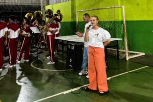Escola pública se reinventa para quem trabalha de dia e aprende à noite