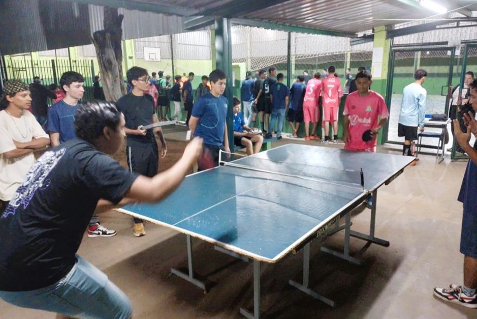 Escola pública se reinventa para quem trabalha de dia e aprende à noite