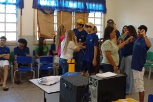 Escola surpreende estudantes com abraço das mães no encerramento de ciclo escolar