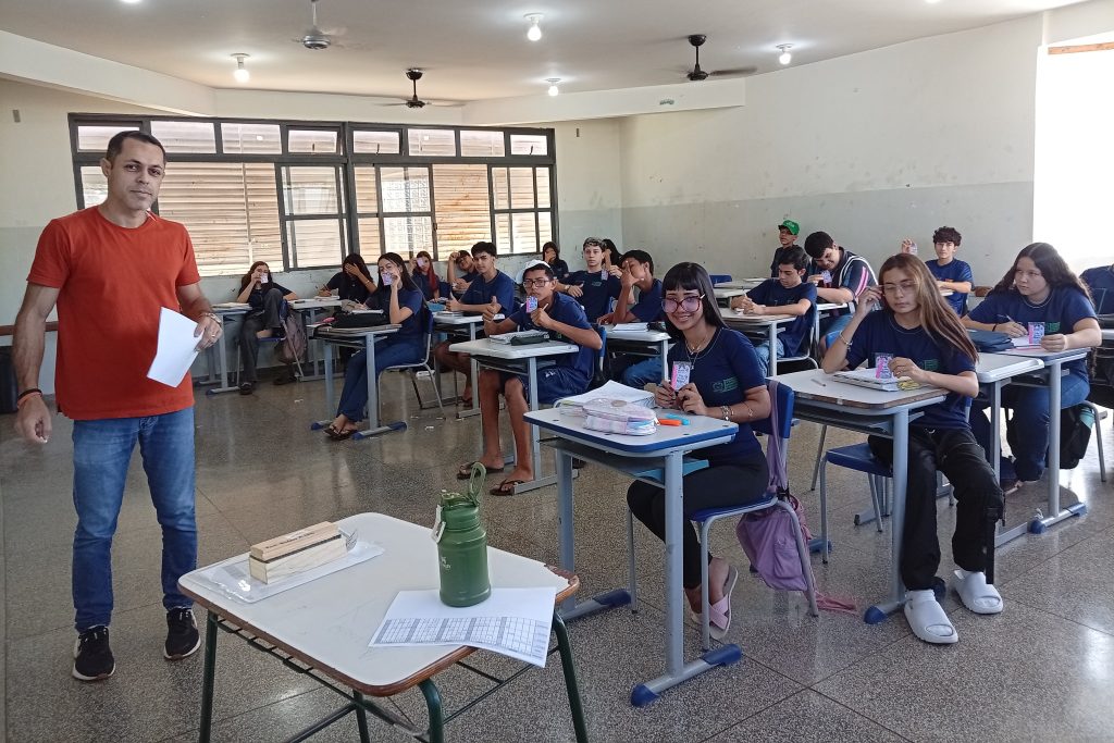 Escola surpreende estudantes com abraço das mães no encerramento de ciclo escolar 