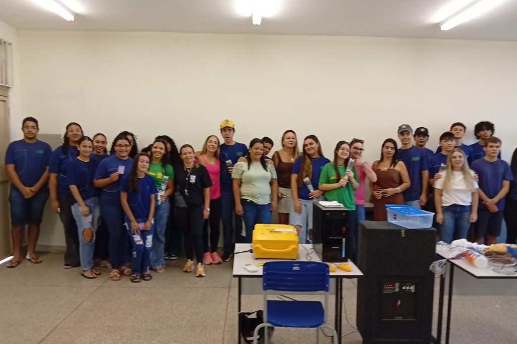 Escola surpreende estudantes com abraço das mães no encerramento de ciclo escolar