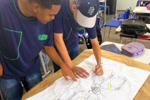 Escola transforma cartaz em cápsula do tempo em uma ação de autoconhecimento