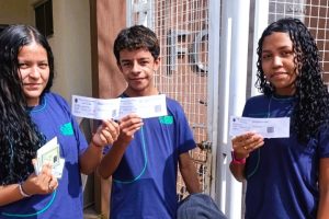 Estudantes tiram título eleitoral pela primeira vez com apoio da escola