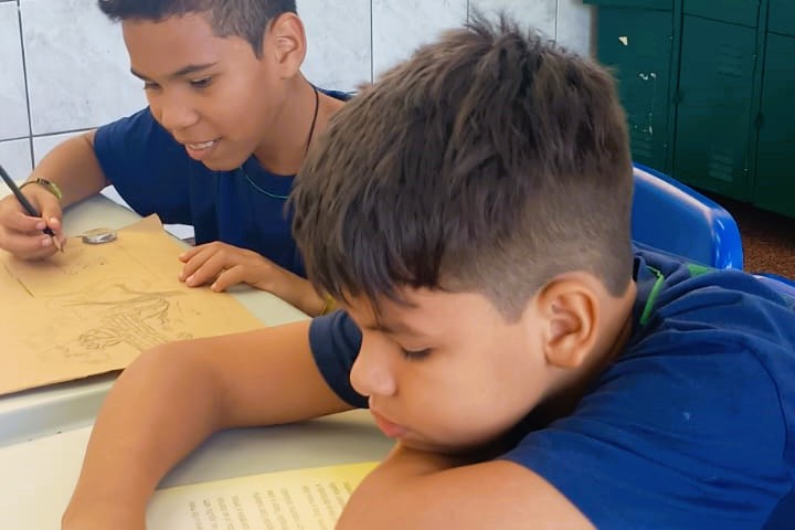 Professora une jogos digitais e poesias para tornar a matemática mais viva
