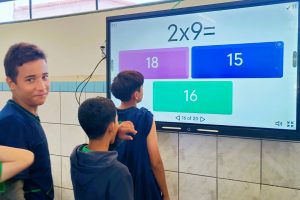 Professora une jogos digitais e poesias para tornar a matemática mais viva