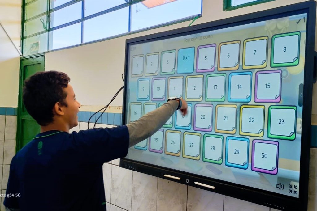 Professora une jogos digitais e poesias para tornar a matemática mais viva