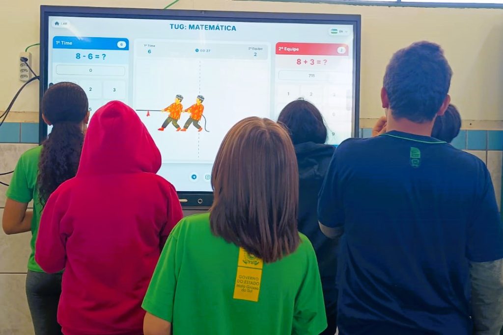 Professora une jogos digitais e poesias para tornar a matemática mais viva