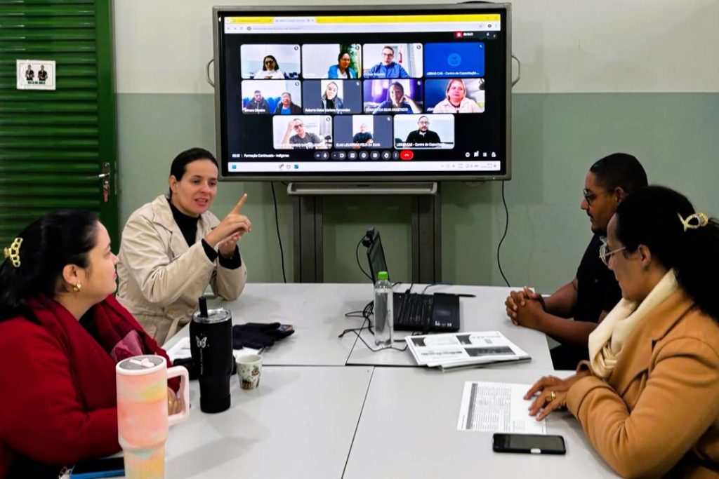 Professores do atendimento especial a surdos chegam onde a inclusão mais precisa