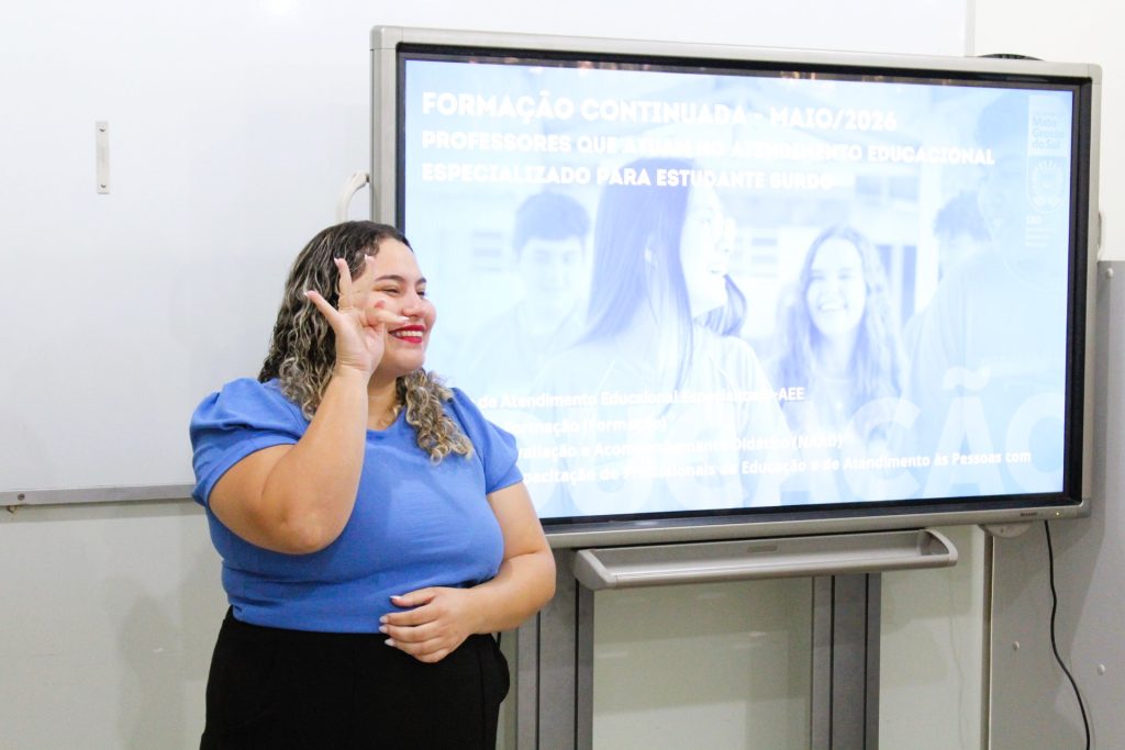 Professores do atendimento especial a surdos chegam onde a inclusão mais precisa