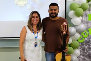 Professores viram artistas e estudantes doam agasalhos em intervalo cultural