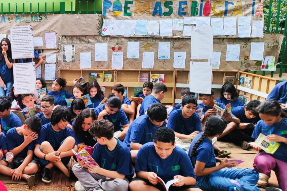 Escola estadual comemora 40 anos com poemas de estudantes repletos de emoções