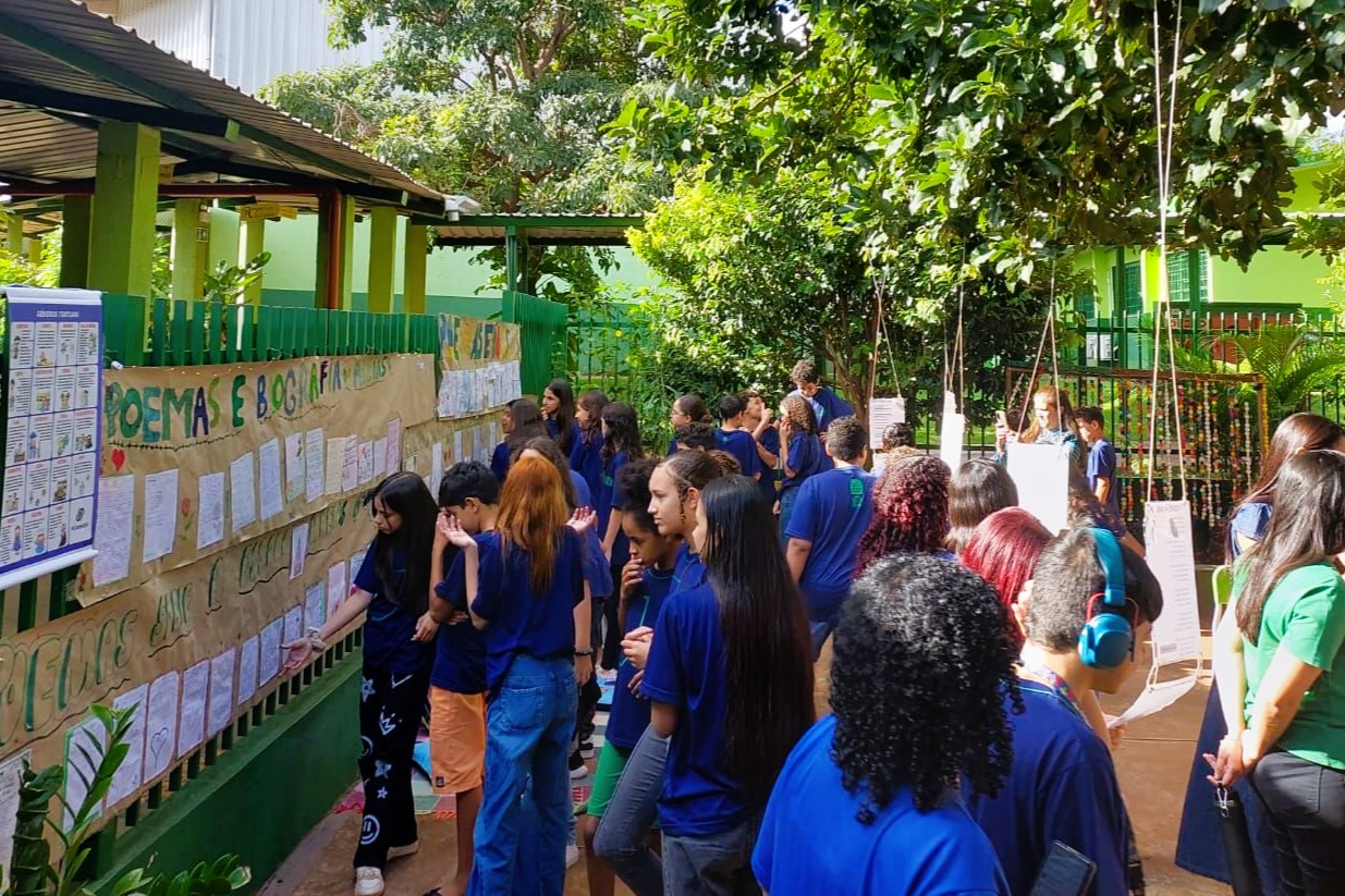 Escola estadual comemora 40 anos com poemas de estudantes repletos de emoções
