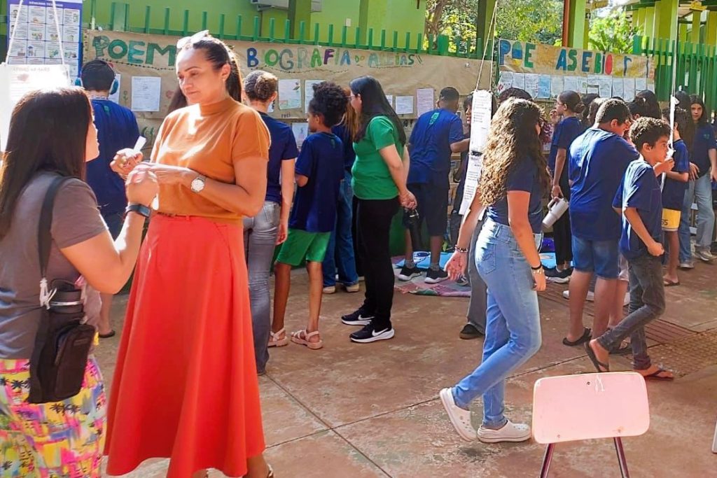 Escola estadual comemora 40 anos com poemas de estudantes repletos de emoções