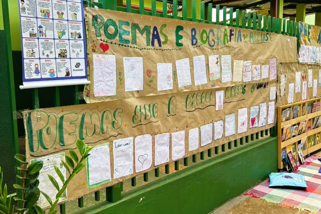 Escola estadual comemora 40 anos com poemas de estudantes repletos de emoções