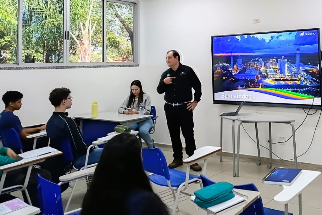Escola estadual faz parceria com aprendizagem industrial para ensino de mecatrônica
