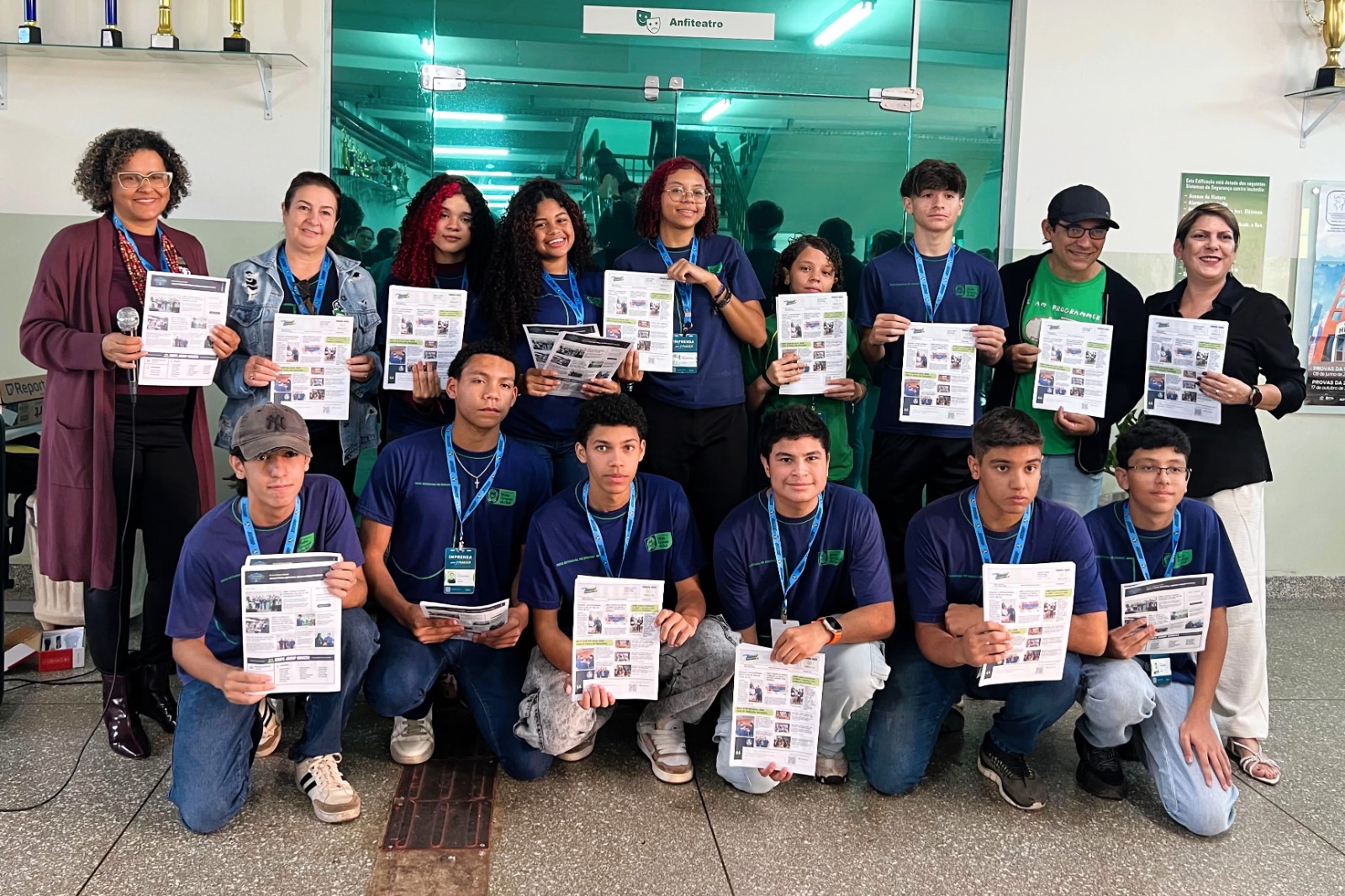 Estudantes lançam jornal impresso porque acreditam que notícia boa merece ser tocada