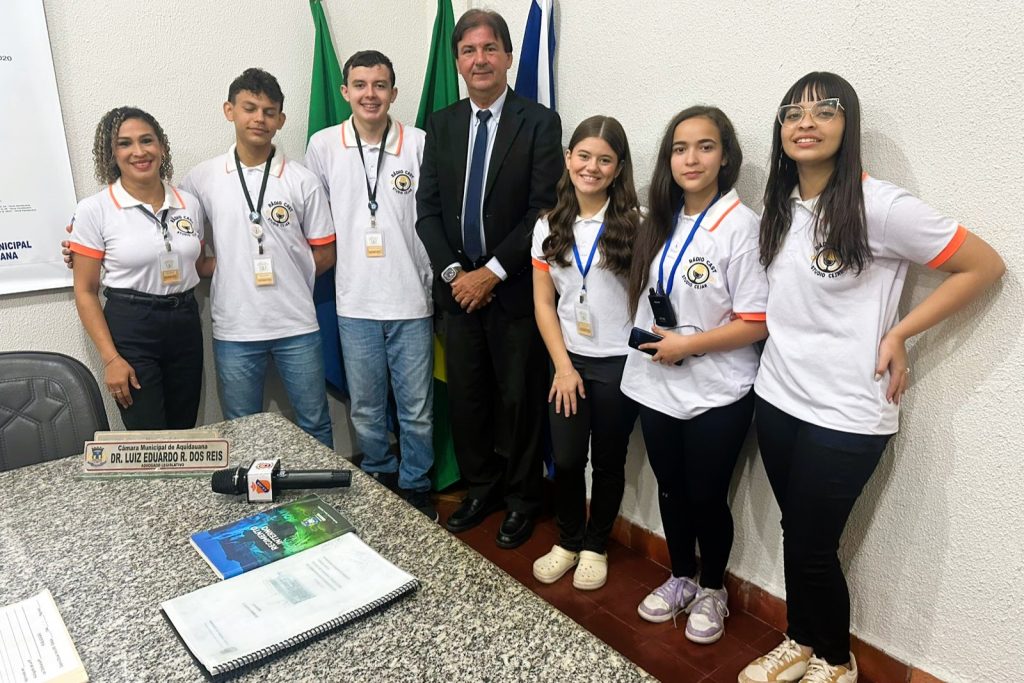 Radiocast de escola estadual visita Poder Legislativo e divulga como se faz cidadania