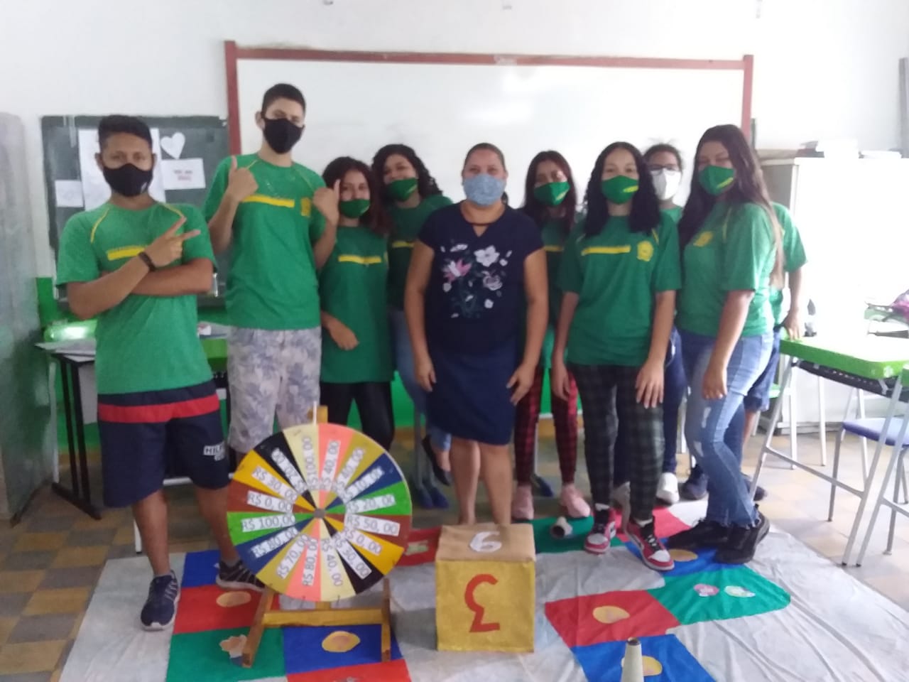 a e b) Estudantes da escola-campo durante o jogo Verdadeiro ou Falso