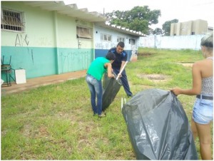 Estudantes da EE Dolor Ferreira de Andrade limpam área que será utilizada em horta.