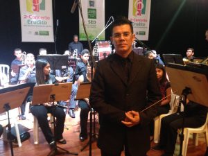 Professor Waldomiro e a orquestra da EE Amando de Oliveira.