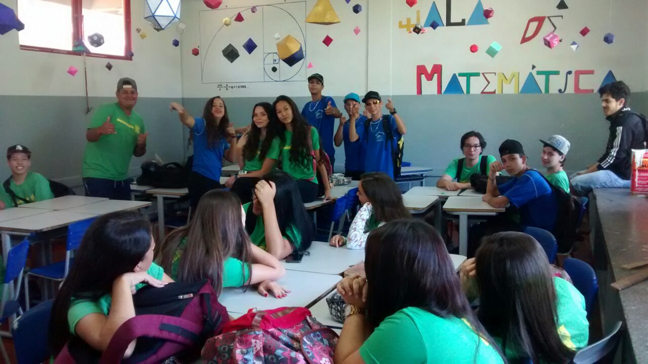 Em sala temática e com apoio dos estudantes, EE Antonia da